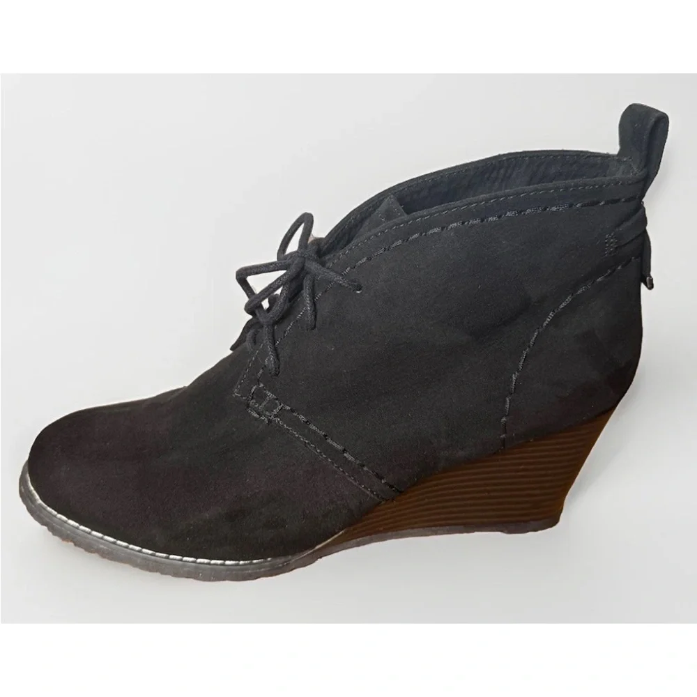 (10) SO AUTHENTIC AMERICAN Black Faux Suede Wedge Ankle Boots